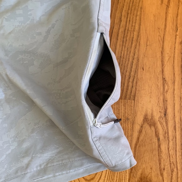 Under Armour boardshorts. Size 34. - Picture 6 of 8